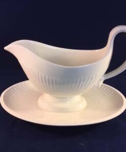 Wedgwood Edme sauskom met losse schotel, hoog 13,3 cm