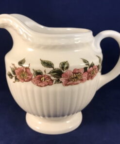 Wedgwood Briar Rose roomkannetje hoog 9,5 cm.
