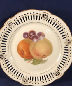 Bordje met fruitafbeelding en opengewerkte rand