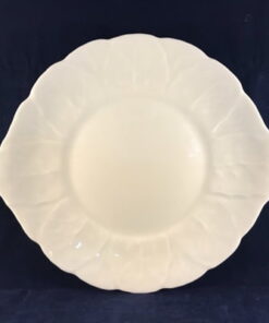 Wedgwood Countryware bord met oortjes Ø 23 cm. Mooi motief met reliëf van bladeren.