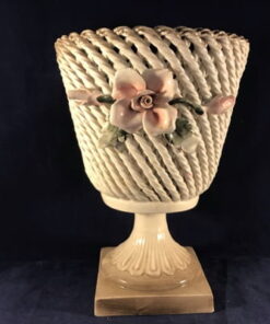 Cachepot op voet met aan twee kanten rozendecoratie
