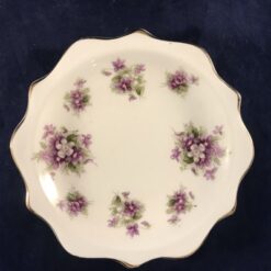 Royal Albert Sweet violets bonbonschoteltje met geschulpte rand