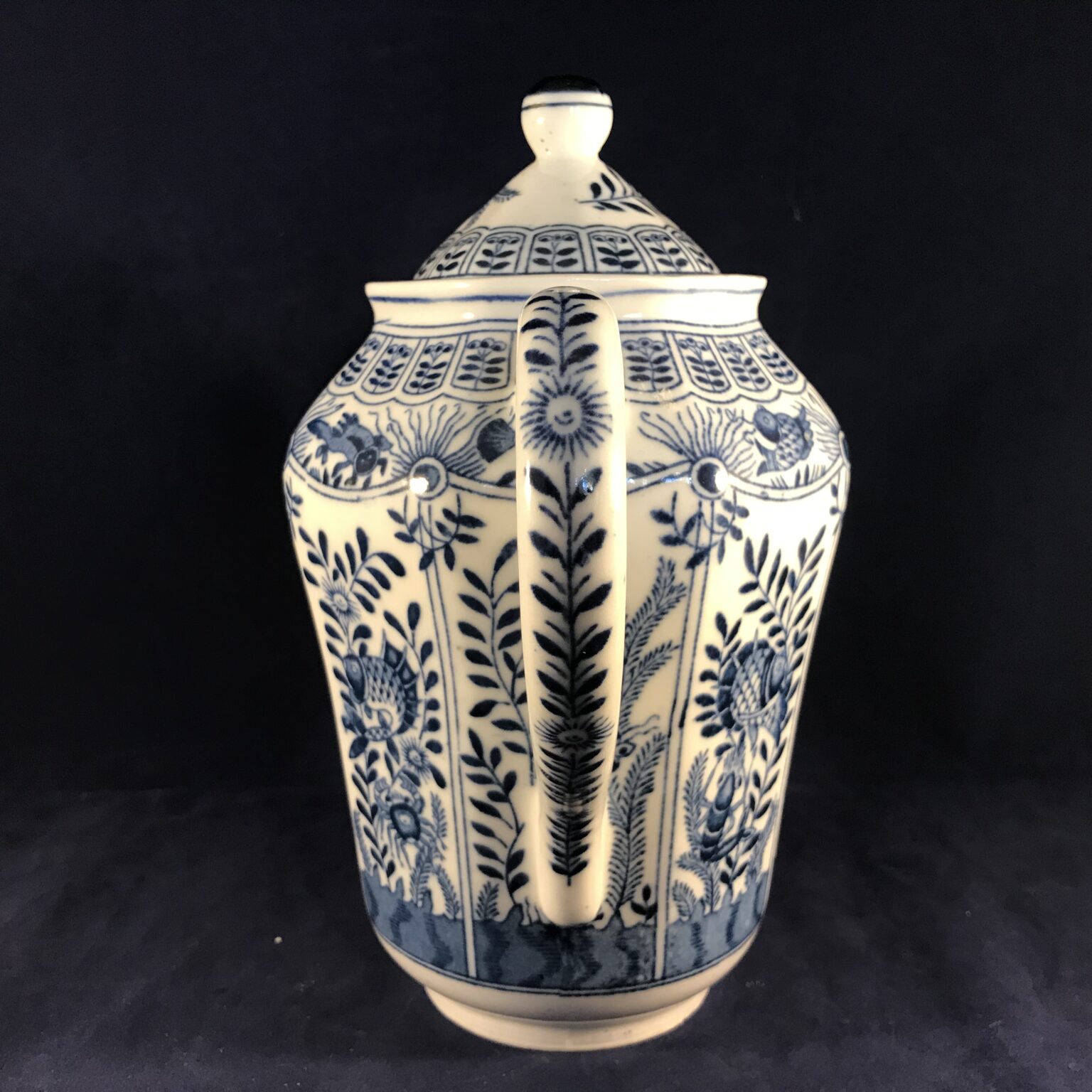 Theepot blauw wit gedecoreerd met allerlei vissen