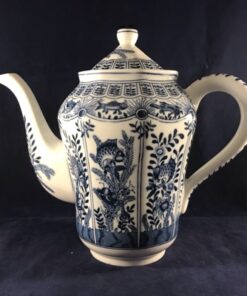 Theepot blauw wit gedecoreerd met allerlei vissen