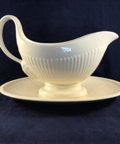 Wedgwood Edme sauskom met vaste schotel hoog 14,5 cm.