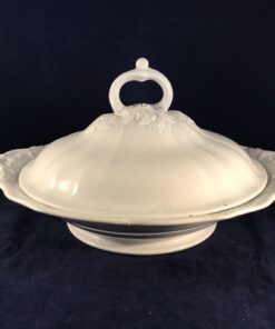 Petrus Regout 'Wellington' dekschaal 29 cm met deksel