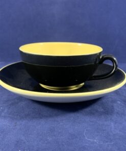 Villeroy & Boch zwarte theekop met gele binnenkant en schotel