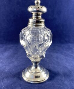 Elegante kristallen strooier met zilveren dop op een zilveren voet hoog 12 cm