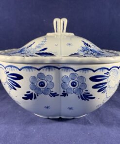 Delfts blauwe kleine dekschaal, Schoonhoven, bloempatroon, hoog 13 cm, 16 x 16 cm