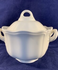 Wedgwood Queens plain kleine suikerpot met oren. Ø 9,5 cm, hoog 10 cm