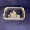 Mooie asbak van het wereldberoemde kristal merk Lalique. Lalique asbak met cupido voorstelling. 12,5 x 8cm.