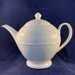 Wedgwood Windsor theepot, hoog 18 cm, inhoud 1 liter.