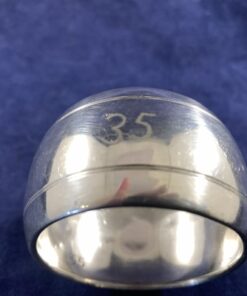 Ronde verzilverde servetring met inscriptie '35'