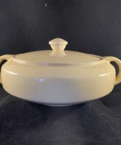 Petrus Regout dekschaal Ø 21 cm hoog 12 cm, zachtgeel