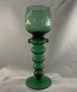 Set van 9 groene roemers met prachtige druivenranken gegraveerd. hoog 20,5 cm