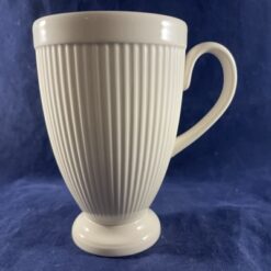 Wedgwood Windsor mok/beker met oor op voetje Ø 7,5 cm hoog 11,5 cm