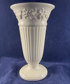 Wedgwood Edme vaas 17 cm hoog, embossed