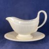 Wedgwood Edme kleine sauskom met vaste schotel, hoog 12,5, 7,5 x 14 cm.