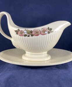 Wedgwood 'Briar Rose' sauskom met losse schotel, hoog 13 cm, 8 x 20,5 cm