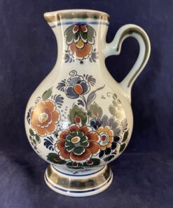 Delfts polychroom Flora vaasje/kruikje met oor, hoog 16 cm