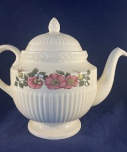 Wedgwood Briar rose theepot, hoog 18 cm, 1 liter.