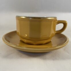 Koffie kopje van het wereldberoemde bistroservies Apilco Flora jaune met de mooie gouden rand. Het servies is al jaren een bekende favoriet. Afmeting van het kopje is 8 x 5,5 cm.
