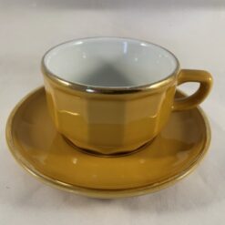 Koffie kopje van het wereldberoemde bistroservies Apilco Flora jaune met de mooie gouden rand. Het servies is al jaren een bekende favoriet. Afmeting van het kopje is 8 x 5,5 cm.