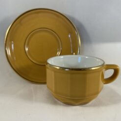 Koffie kopje van het wereldberoemde bistroservies Apilco Flora jaune met de mooie gouden rand. Het servies is al jaren een bekende favoriet. Afmeting van het kopje is 8 x 5,5 cm.