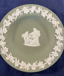 Wedgwood Jasperware groene schotel (sage green) met grieks tafereel, Ø 11 cm.