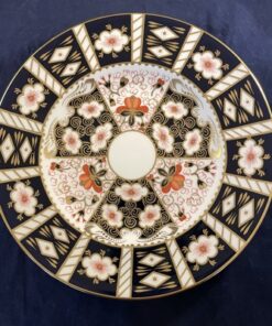 Royal Crown Derby diner / sierbord imari patroon kobalt met goud Ø 26,8 cm.