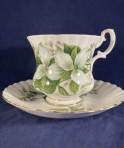 Royal Albert 'Trillium' dameskop en schotel Ø 7,3 cm hoog 7,7 cm.