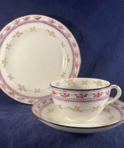 Bisto set, bestaand uit 3 theekop en schotels en 3 gebakschotels. Ø kopjes 8,8 cm, hoog 5,4 cm.