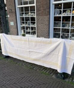 Prachtig zachtgeel damasten tafelkleed met rand, 250 x 150 cm, met 10 servetten 35 x 35 cm.