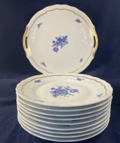11 delig gebakstel porselein met blauw bloemmotief en gouden rand. 1 x koekschaal Ø 24,3 cm, 10 gebaksborden Ø 19,5 cm. 