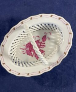 Herend Apponyi roze mandje met vlechtwerk en hengsel nr 7382 hoog 5 cm, 7 x 9,5 cm