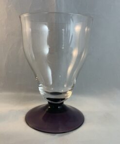 Kristalunie Maastricht "Campanula" helder glas met paarsglazen voet, ontwerp W.J.Rozendaal 1935. hoog 11 cm, Ø 7,2 cm.