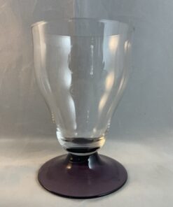 Kristalunie Maastricht "Campanula" helder glas met paarsglazen voet, ontwerp W.J.Rozendaal 1935. hoog 11,8 cm, Ø 8 cm.