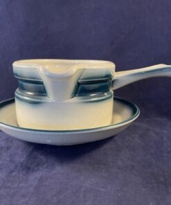 Wedgwood 'Blue Pacific' sauskom met schotel hoog 6,5 cm Ø 10 cm.