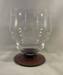 Kristalunie Maastricht "Narkissos" helder glas met paarsglazen voet, ontwerp W.J.Rozendaal 1929. hoog 8 cm, Ø 6,4 cm.