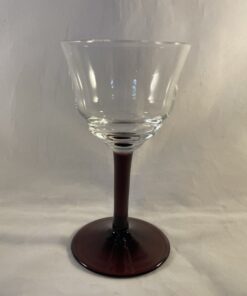 Kristalunie Maastricht "Narkissos" helder likeurglas met paarsglazen voet, ontwerp W.J.Rozendaal 1929. hoog 10,8 cm, Ø 5,8cm.