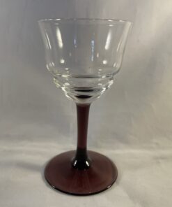 Kristalunie Maastricht "Narkissos" helder borrelglas met paarsglazen voet, ontwerp W.J.Rozendaal 1929. hoog 9,2 cm, Ø 5 cm.