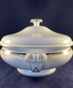 Wedgwood 'Cavendish' dekschaal  Ø 20 cm, hoog 16 cm.