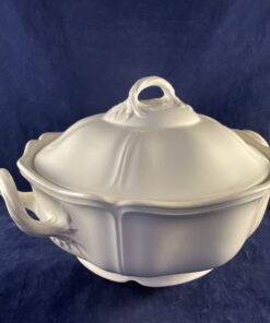 Wedgwood Queens plain dekschaal met deksel. hoog 15 cm. Ø 21 cm.