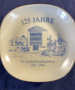 Goebel wandbordje Internationale Hummel club 125 jaar. Ø 13 cm.