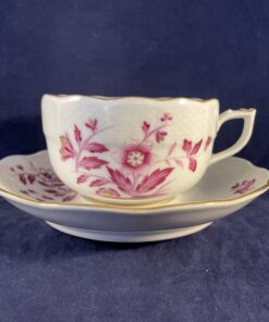 Herend 'Fleurs chinoise pourpre' theekop en schotel nr. 724, Ø kop 8,8 cm hoog 5,4 cm. (vlekje op schotel)