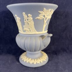 Wedgwood Jasperware blauw lepelvaasje hoog 8,5 cm Ø 7 cm.