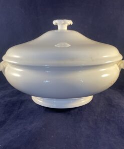 Wedgwood Bone China White dekschaal  Ø 20,3 cm, hoog 15 cm.