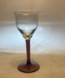 Set van 2 kristalunie Maastricht "Logos" heldere bitterglaasjes met paarsglazen voet, ontwerp W.J.Rozendaal 1929. hoog 11,8 cm, Ø 5 cm.