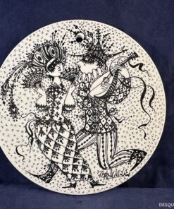 Nymolle Denmark Bjorn Wiinblad rond wandbordje 'Februar' Maskerade Ø 15 cm.