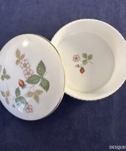 Wedgwood 'Wild strawberry' bakje met deksel Ø 8,7 cm. hoog 4,5 cm.